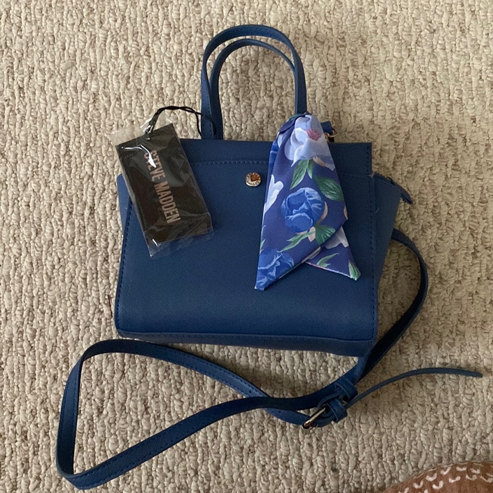 Steve Madden tote w/ tags.